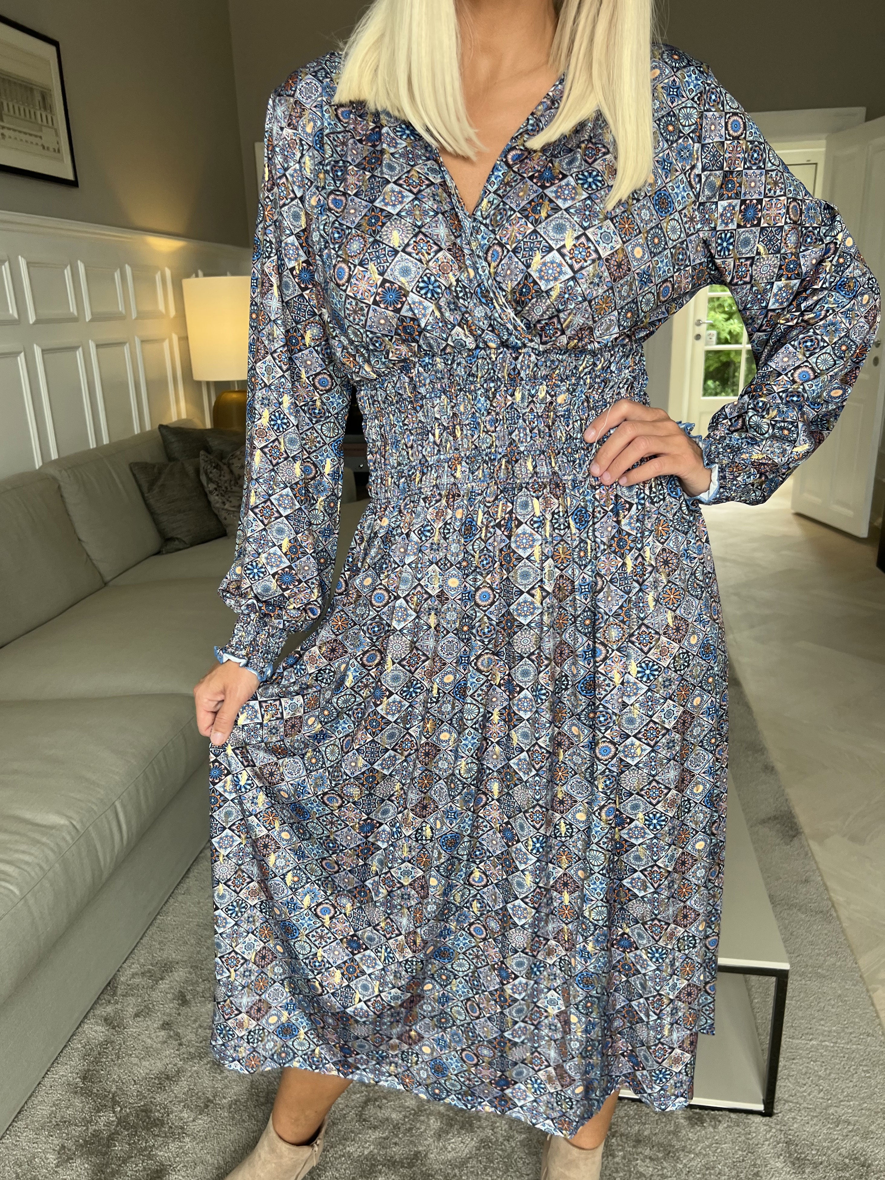 Pams Mosaic Midi L/S - Elastisk klänning i skrynkelfritt tyg med långa ärmar